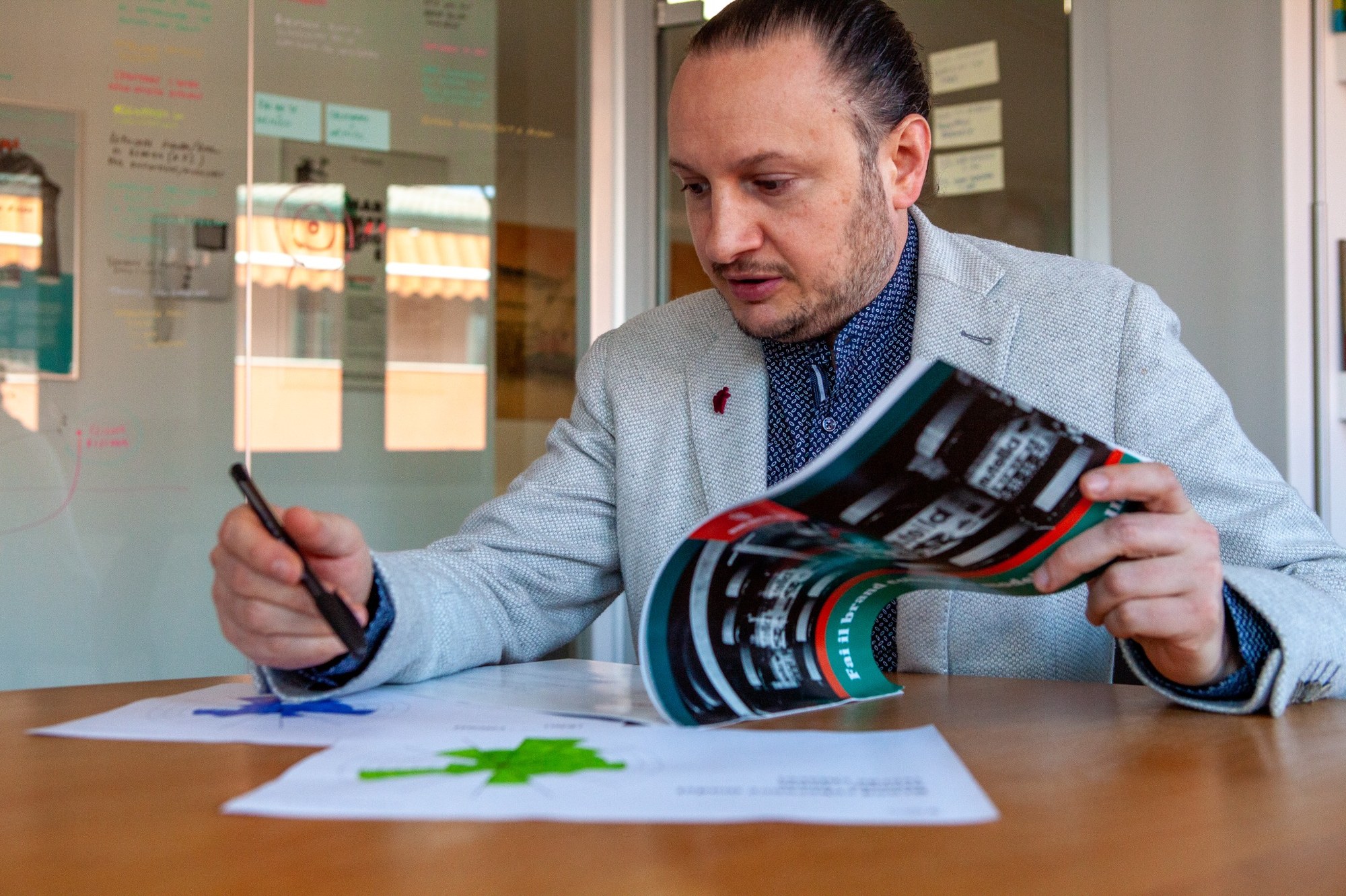 Samuel Gentile lavora su materiali di brand e documenti operativi
