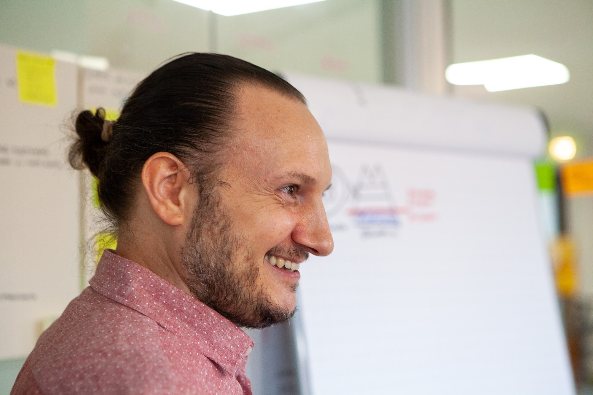 Compilazione del canvas Iconical Brand Positioning con categorie e benefici