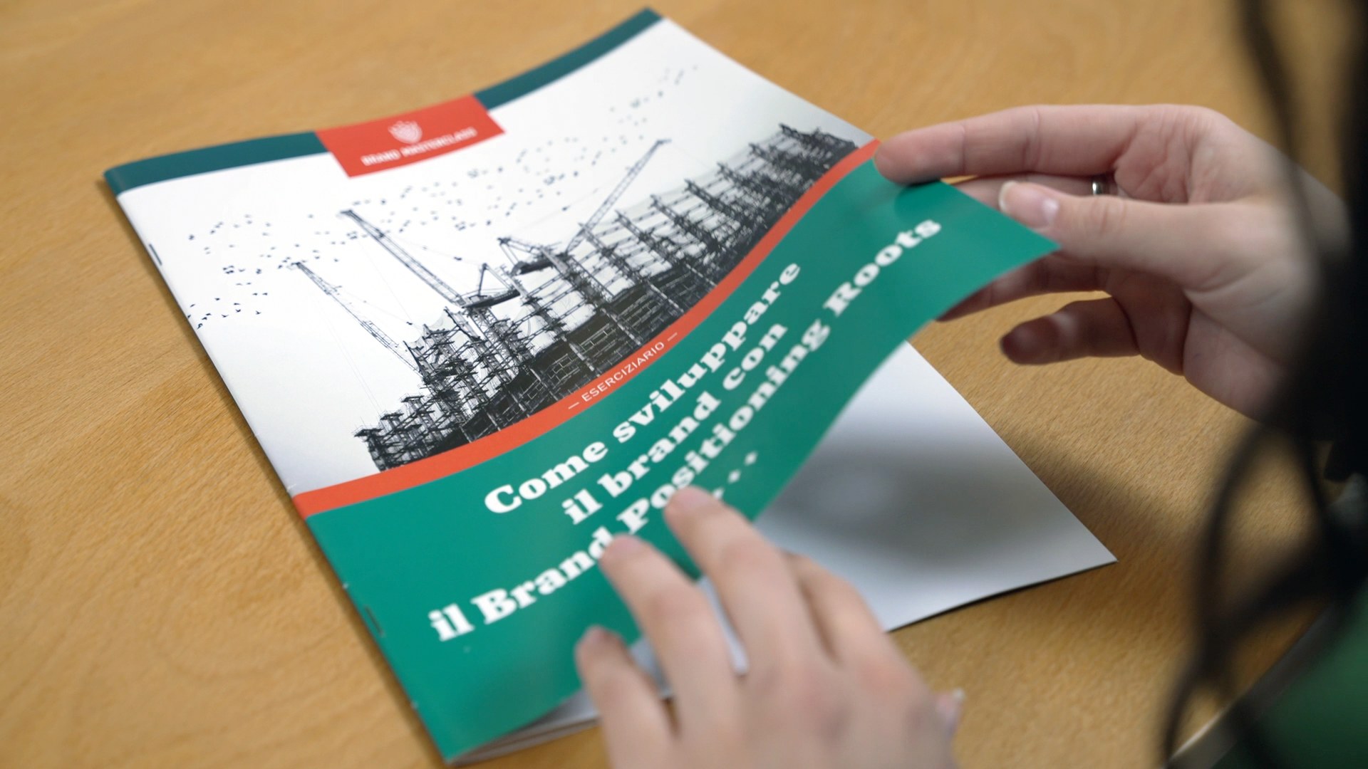 Lezione Brand Masterclass seguita al computer accanto agli strumenti Iconical